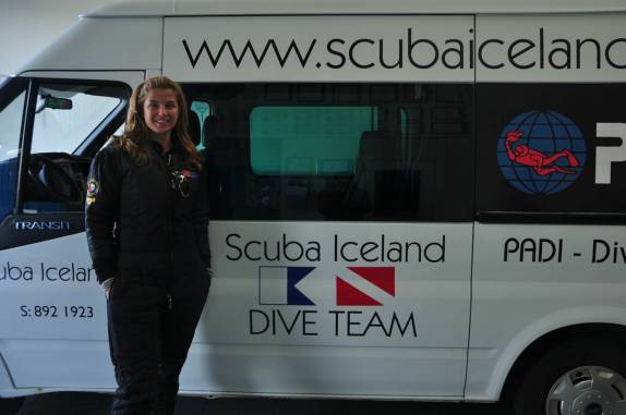 Preparando-se para partir rumo ao mergulho na fenda entre as placas tectônicas da América e Europa (ainda na nossa agência de mergulho em Reykjavik, na Islândia)